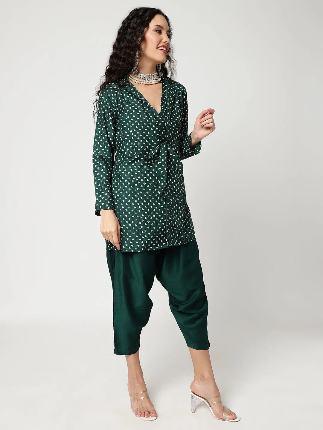Bandhani Foil Printed Jumpsuit With Stylish Collared Shrug (Set Of 1)