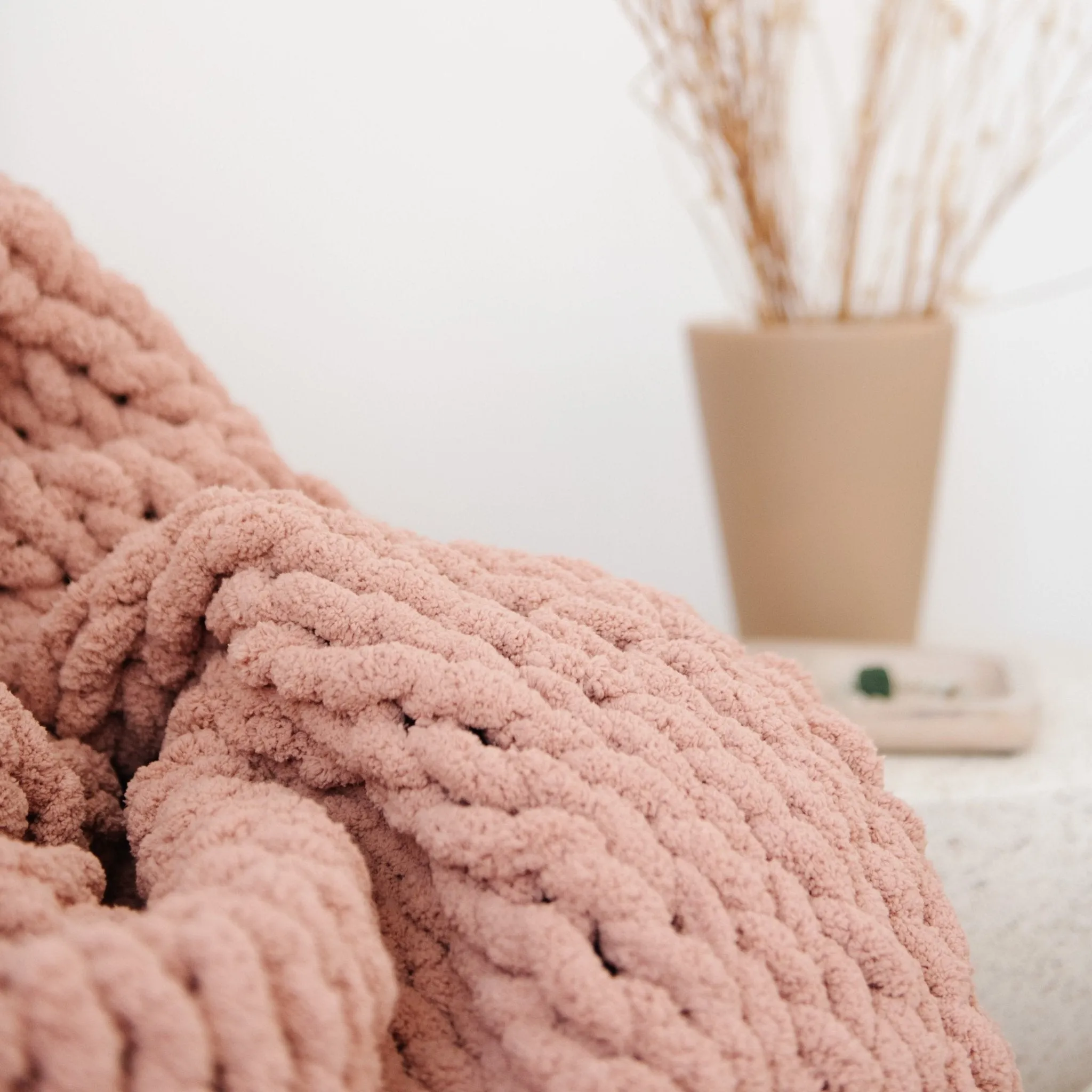 ROSY CHUNKY KNIT THROW BLANKET