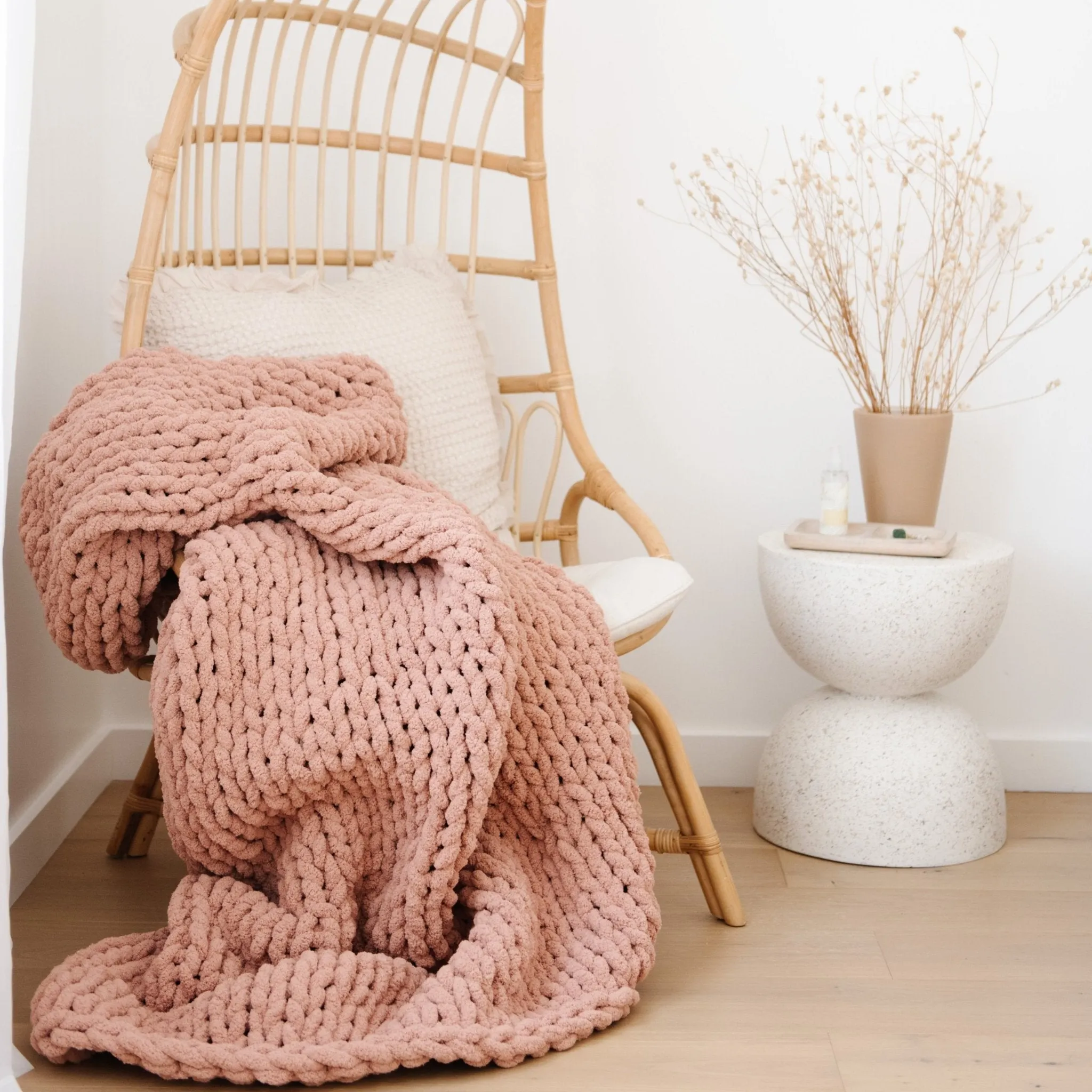 ROSY CHUNKY KNIT THROW BLANKET