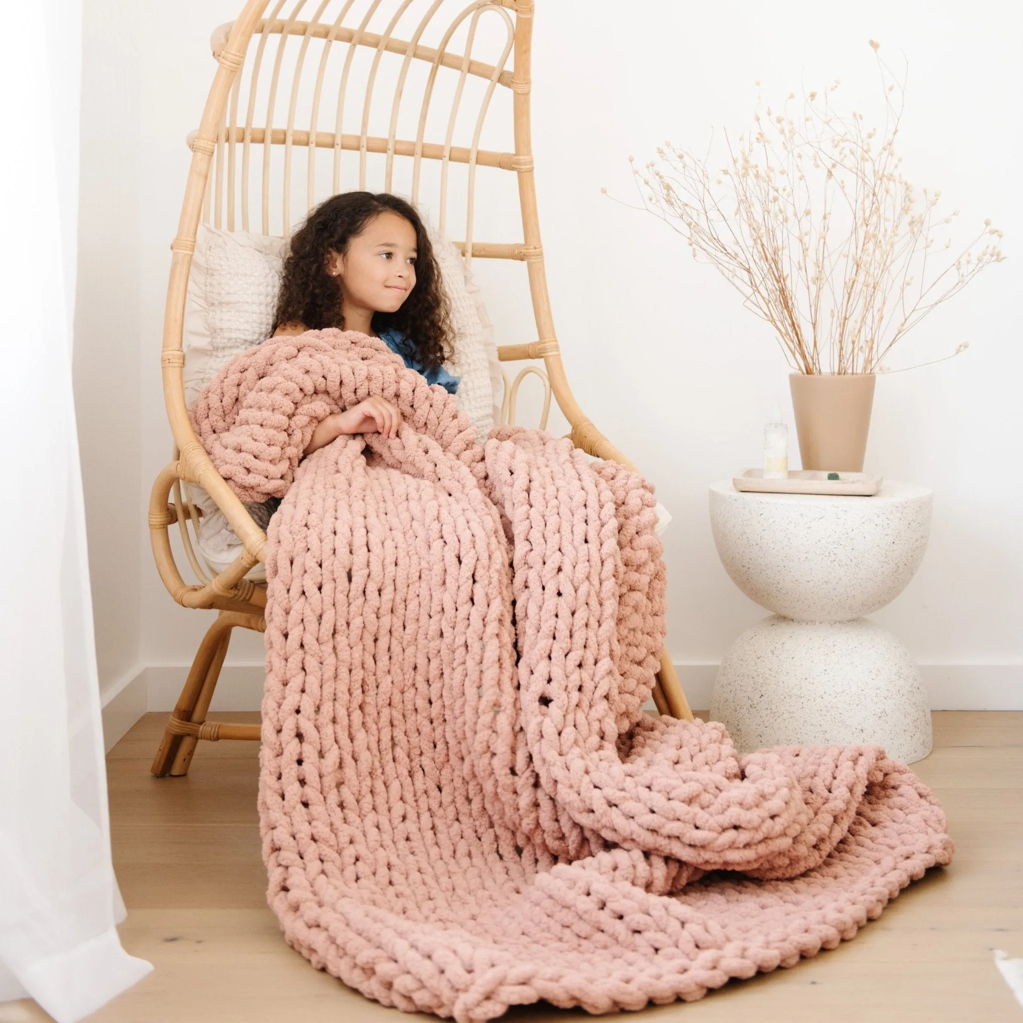 ROSY CHUNKY KNIT THROW BLANKET
