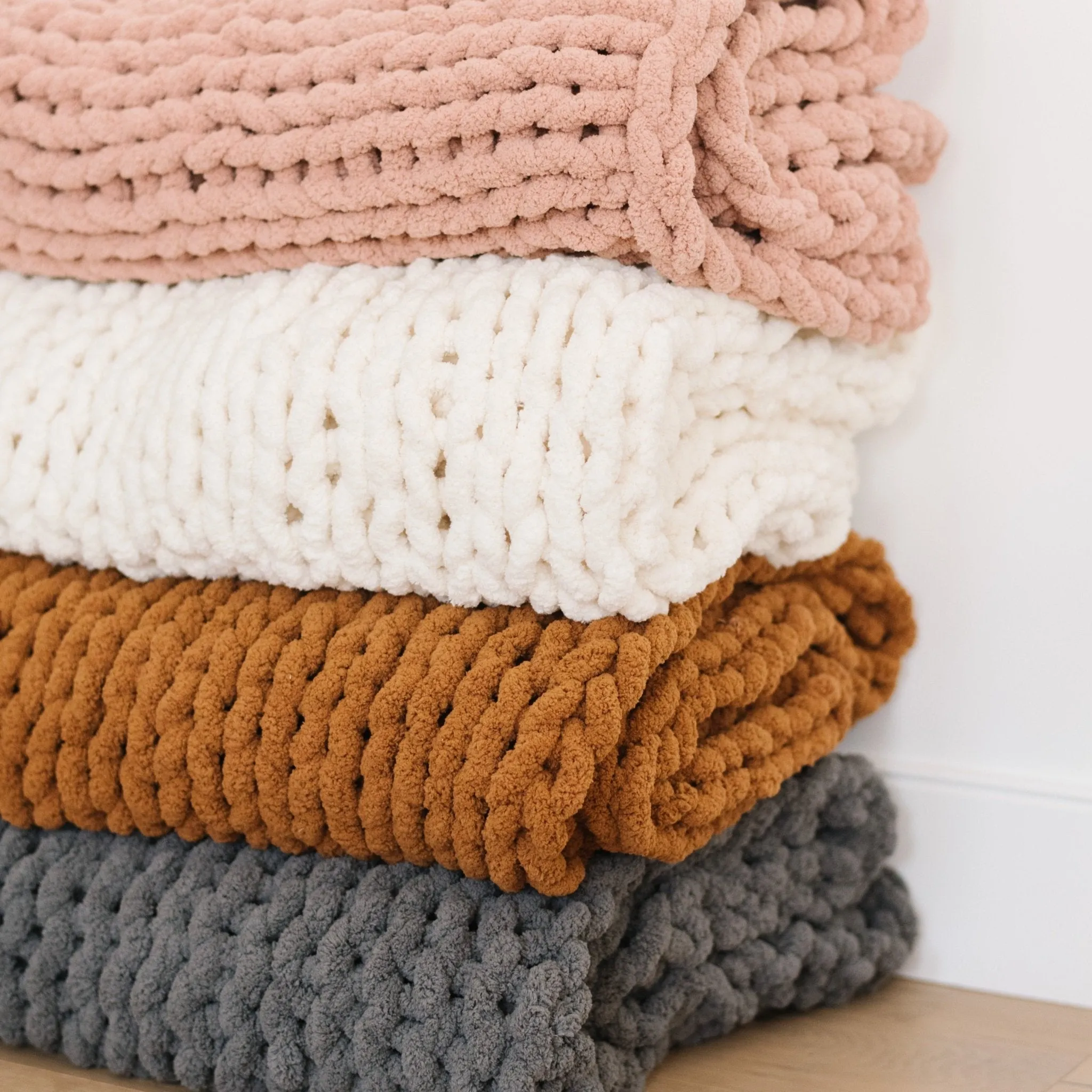 ROSY CHUNKY KNIT THROW BLANKET